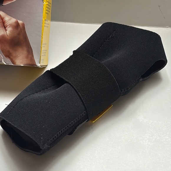 3M Futuro Wrist Left Brace for Compression and Support in Black - Picture 3 of 14